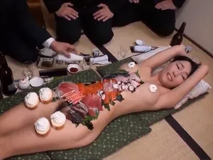 Cô sếp dâm và những anh chàng được thưởng thức đồ lạ Cô sếp dâm và những anh chàng được thưởng thức đồ lạ