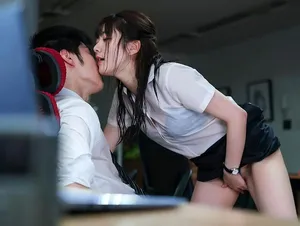 Kẹt lại văn phòng với sếp nữ trong một trận mưa to Kẹt lại văn phòng với sếp nữ trong một trận mưa to