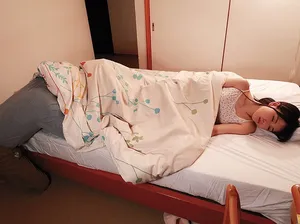 Nữa đêm chú mò vào phóng cháu gái khi thấy cháu đã dậy thì và thật dễ thương Nữa đêm chú mò vào phóng cháu gái khi thấy cháu đã dậy thì và thật dễ thương