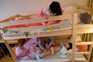 Ông chú đồi bại đến nhà chơi nữa đêm mò vào phòng 2 cô cháu gái Ông chú đồi bại đến nhà chơi nữa đêm mò vào phòng 2 cô cháu gái