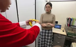 ông già noel có khả năng hoán đổi thân xác sau khi ăn quả chuối… ông già noel có khả năng hoán đổi thân xác sau khi ăn quả chuối…