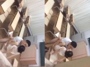 Quay lén cô giáo địt nhau với học sinh trong lớp Quay lén cô giáo địt nhau với học sinh trong lớp