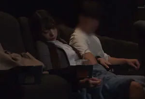 Thanh niên tranh thủ móc cô bé em ghệ văn phòng ngủ gục ở rạp phim Thanh niên tranh thủ móc cô bé em ghệ văn phòng ngủ gục ở rạp phim