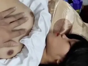 Xuất tinh lên người em sinh viên mới lớn Xuất tinh lên người em sinh viên mới lớn